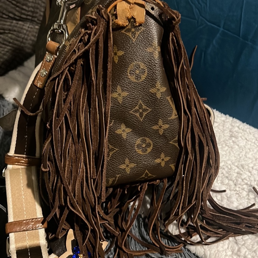 30 Louis Vuitton speedy bag with custom lady eyes and lips - Picture 7 of 9